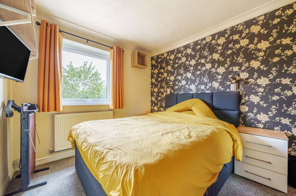 1 bed flat for sale in Charwood Road, Wokingham RG40, £180,000