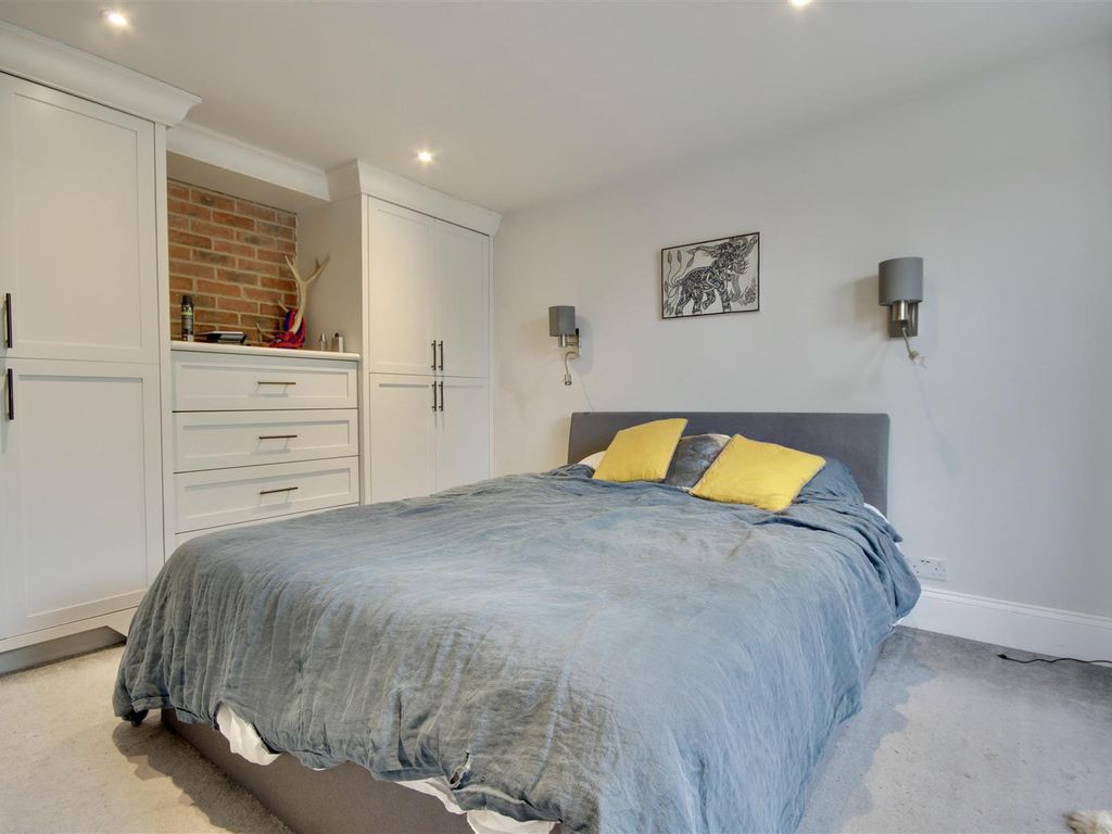 1 bed flat for sale in Charles Street, Petersfield GU32, £200,000