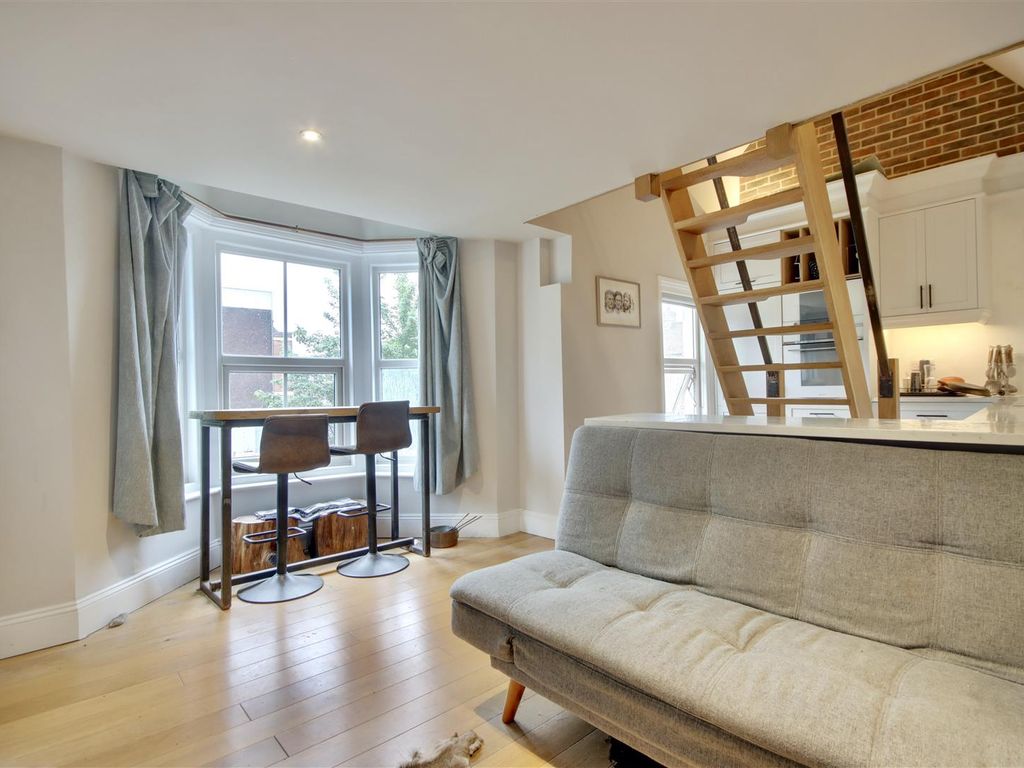 1 bed flat for sale in Charles Street, Petersfield GU32, £200,000
