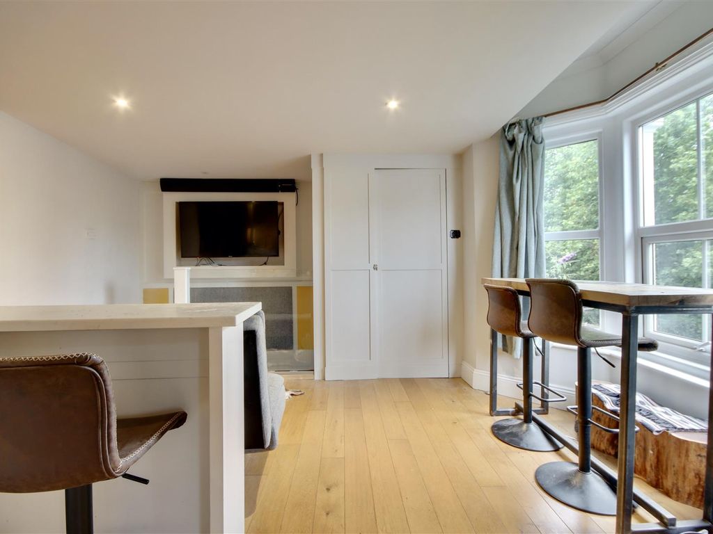 1 bed flat for sale in Charles Street, Petersfield GU32, £200,000