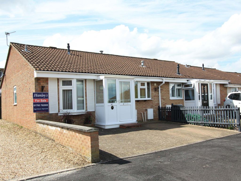 2 bed bungalow for sale in The Cullerns, Highworth SN6, £285,000