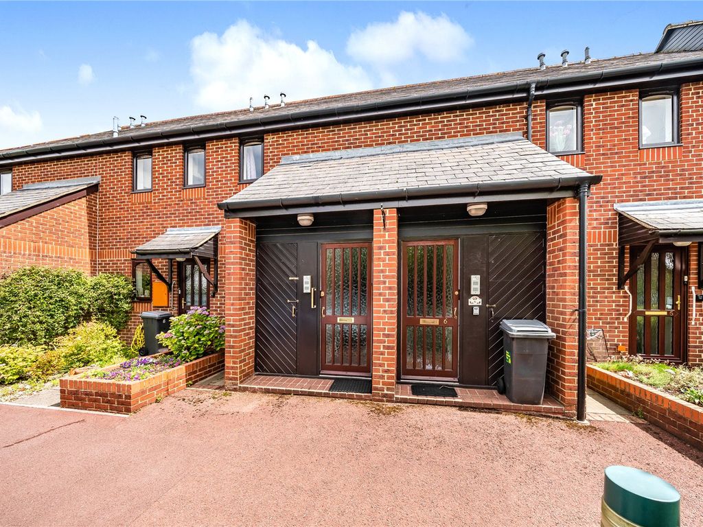 2 bed flat for sale in Badgers Croft, Victoria Road, Mortimer Common, Reading RG7, £210,000
