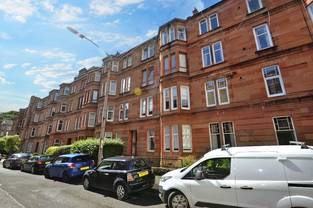 2 bed flat for sale in Strathyre Street, Shawlands G41, £195,000