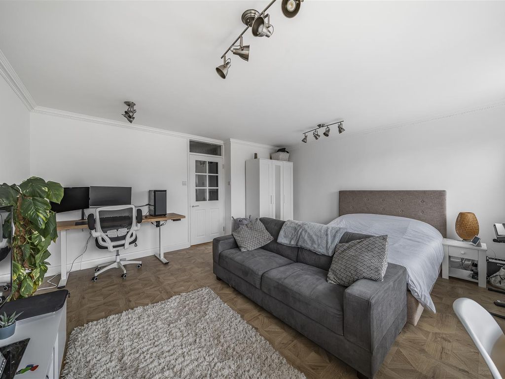 Studio for sale in Maidstone Road, Bounds Green N11, £225,000