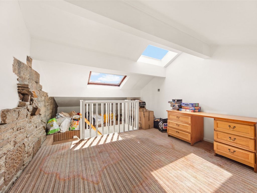 2 bed terraced house for sale in Boy Lane, Bradford BD4, £200,000