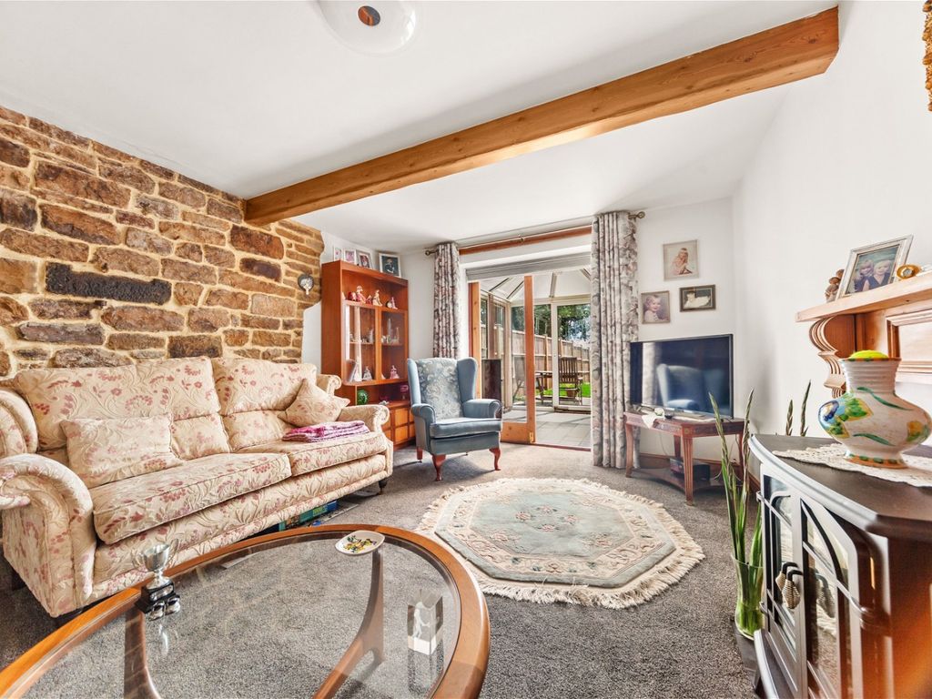 2 bed terraced house for sale in Boy Lane, Bradford BD4, £200,000