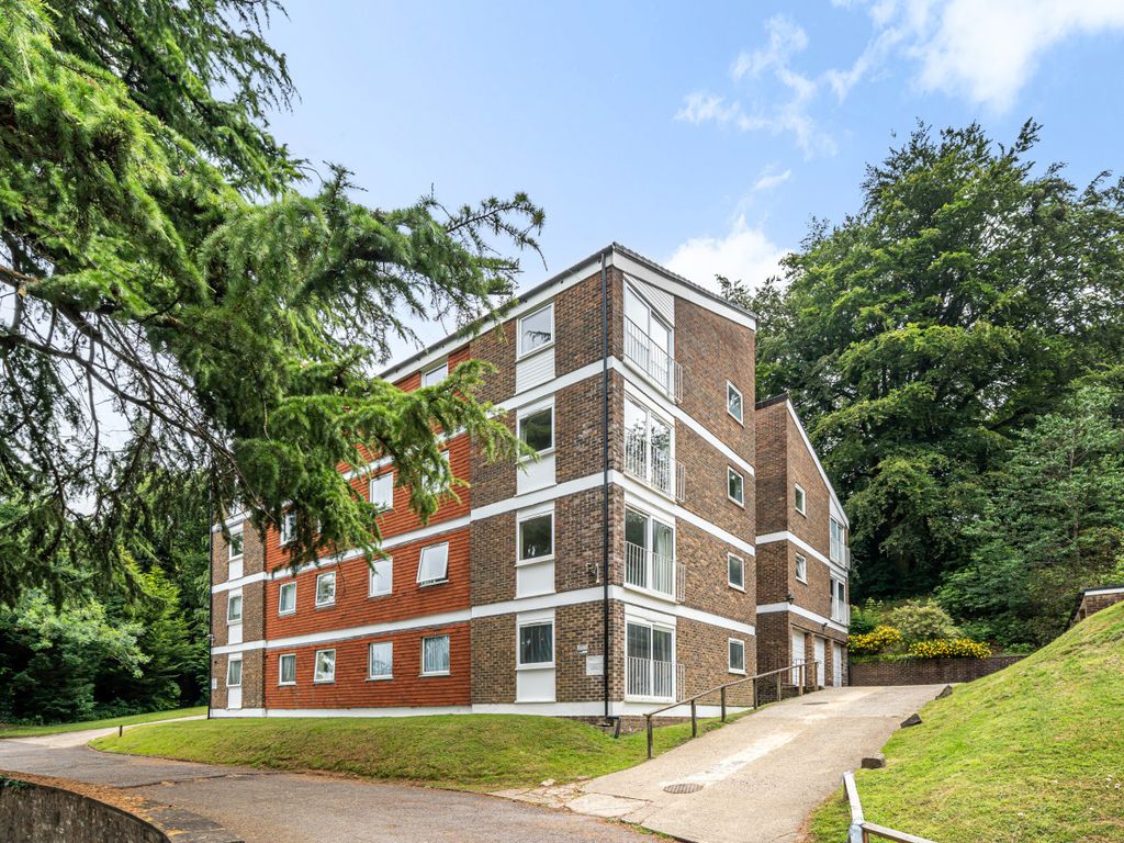 2 bed flat for sale in Haslemere, Surrey GU27, £265,000