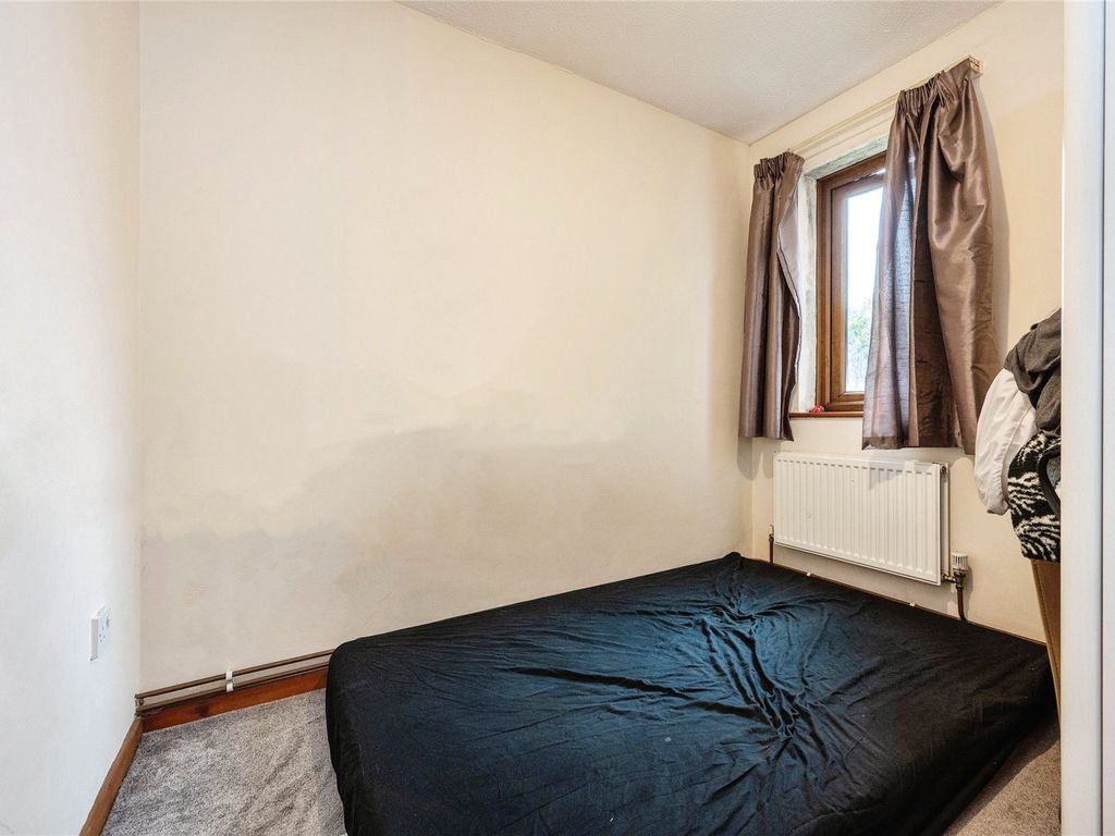 2 bed flat for sale in Dover Crescent, Bedford, Bedfordshire MK41, £140,000