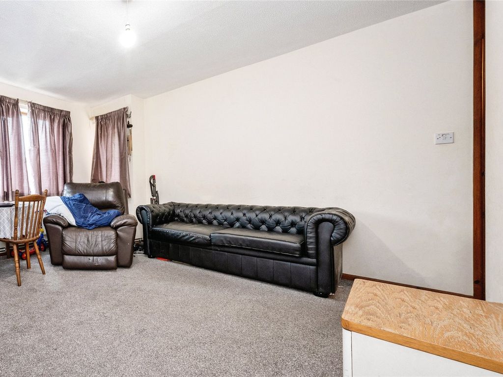 2 bed flat for sale in Dover Crescent, Bedford, Bedfordshire MK41, £140,000