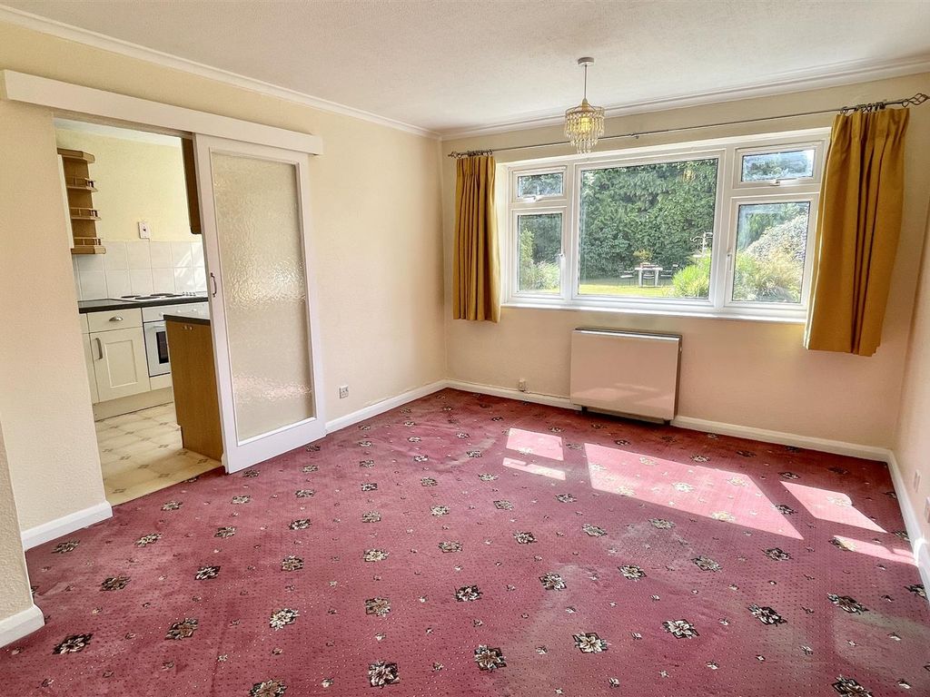 2 bed flat for sale in Frith Hill Road, Godalming GU7, £250,000