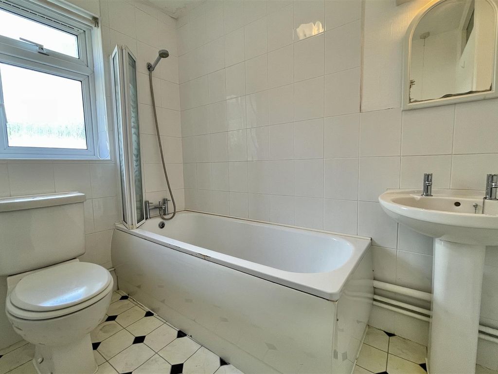 2 bed flat for sale in Frith Hill Road, Godalming GU7, £250,000