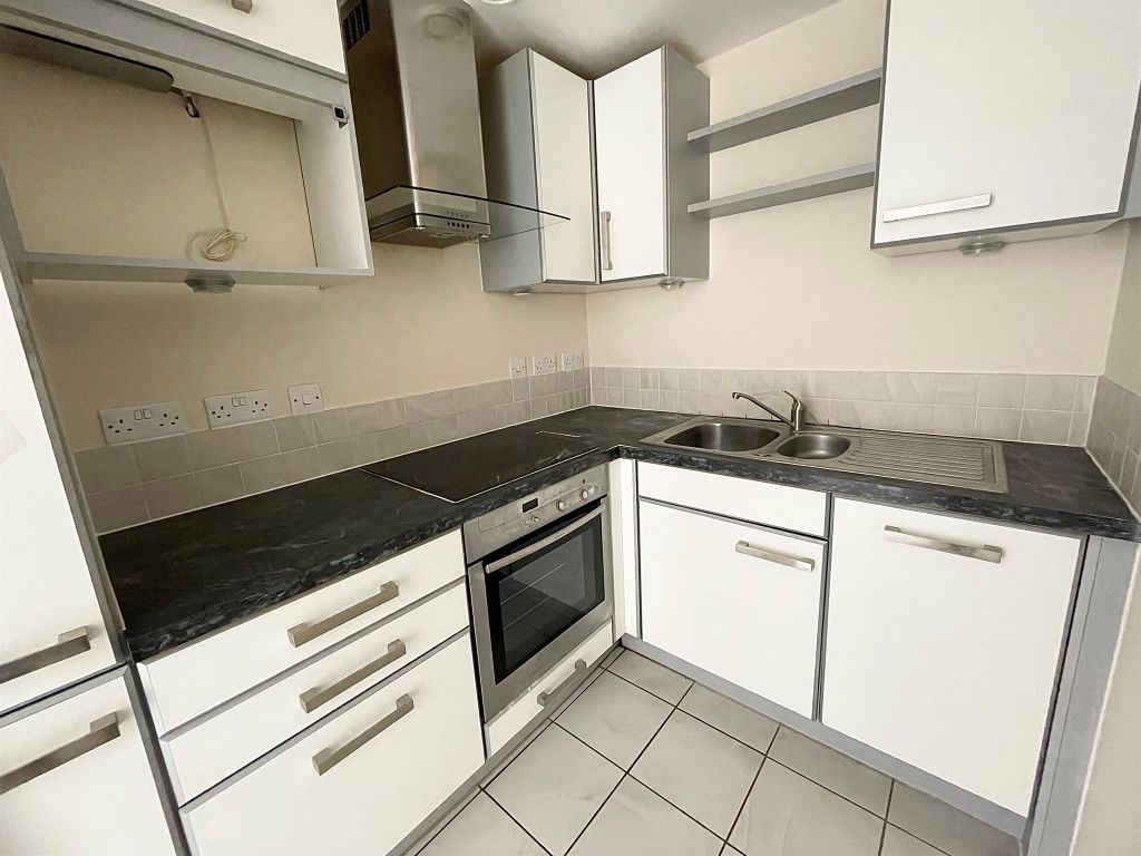 1 bed flat for sale in Beckhampton Street, Swindon SN1, £89,950