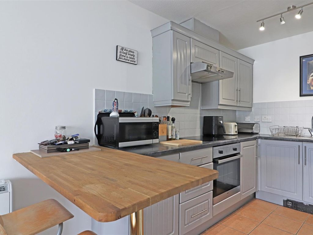 2 bed flat for sale in Earlswood Road, Redhill RH1, £220,000