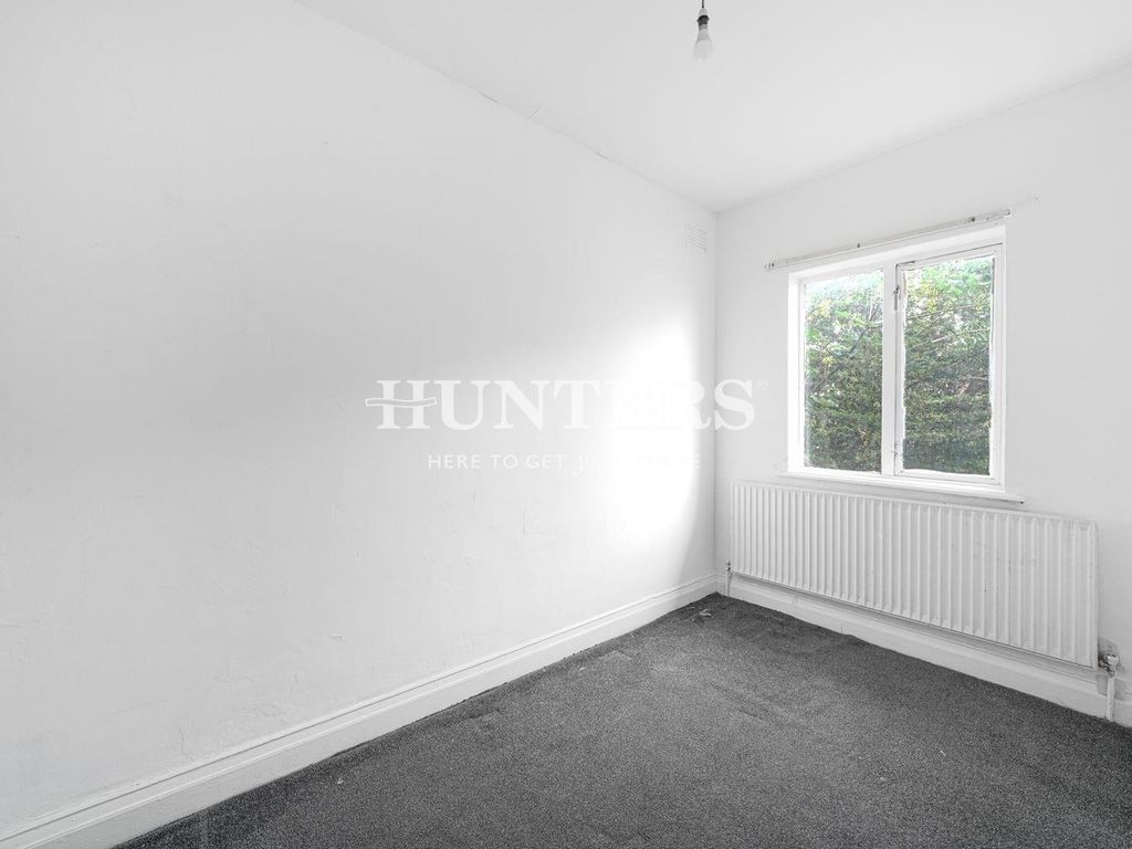 2 bed flat for sale in Tanfield Avenue, London NW2, £200,000