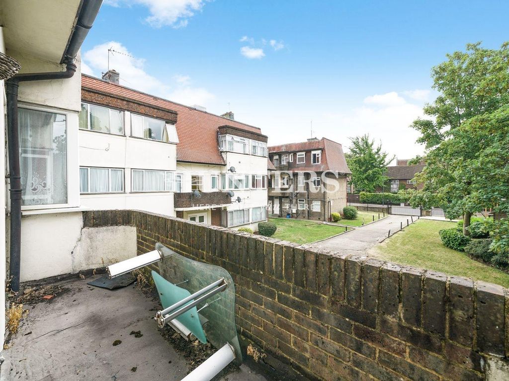 2 bed flat for sale in Tanfield Avenue, London NW2, £200,000
