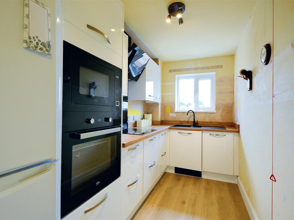 2 bed flat for sale in Sandby Court, Beeston, Nottingham NG9, £110,000