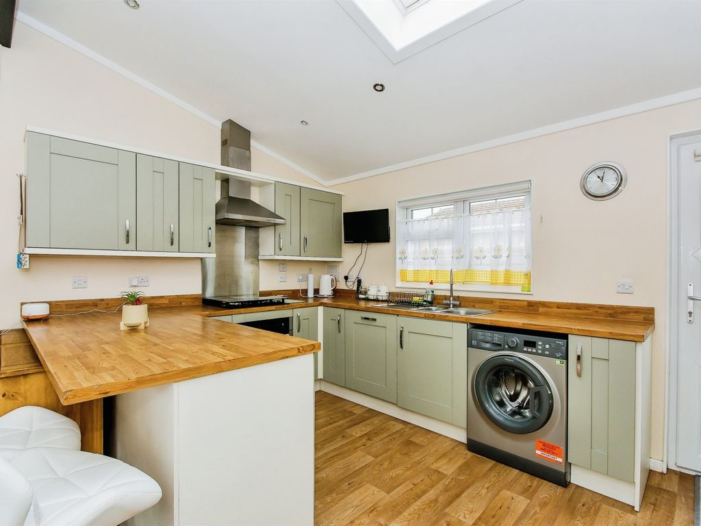 2 bed mobile/park home for sale in Marina View, Dogdyke, Lincoln LN4, £145,000