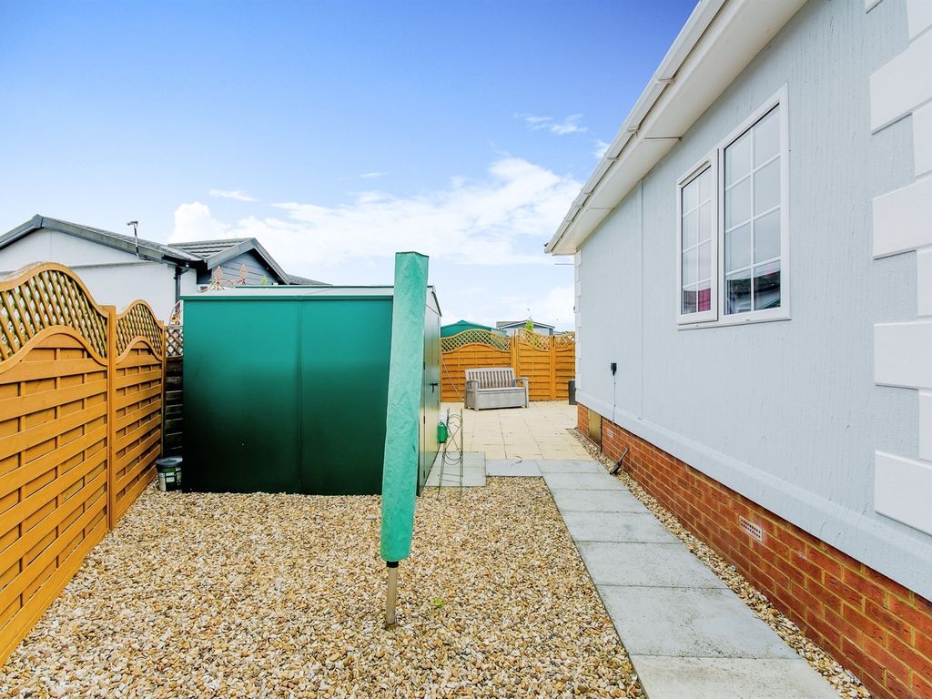 2 bed mobile/park home for sale in Marina View, Dogdyke, Lincoln LN4, £145,000