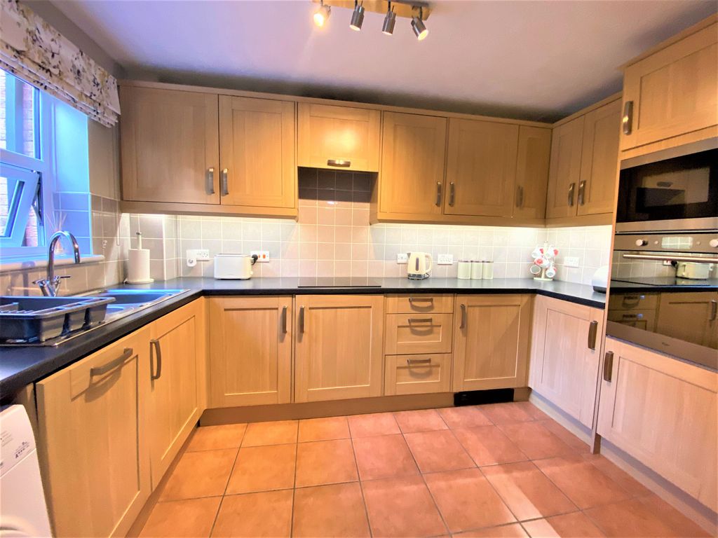 2 bed flat for sale in Arnoldfield Court, Gonerby Hill Foot, Grantham NG31, £130,000
