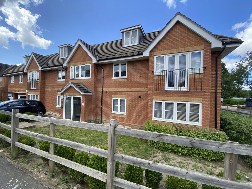 2 bed flat for sale in Lily Court, Havelock Road, Wokingham RG41, £260,000
