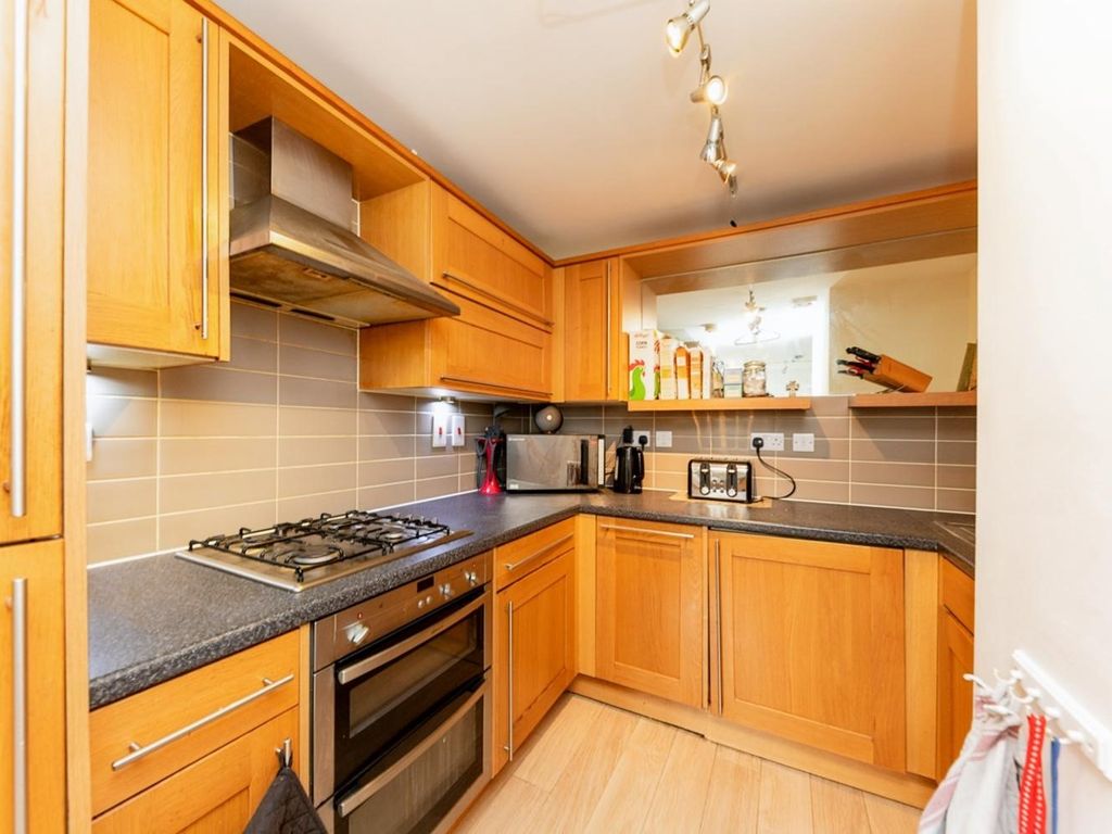 2 bed flat for sale in Kingsley Avenue, Fairfield Hall, Hitchin SG5, £250,000