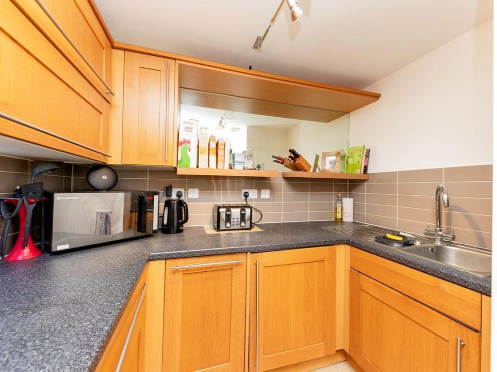 2 bed flat for sale in Kingsley Avenue, Fairfield Hall, Hitchin SG5, £250,000