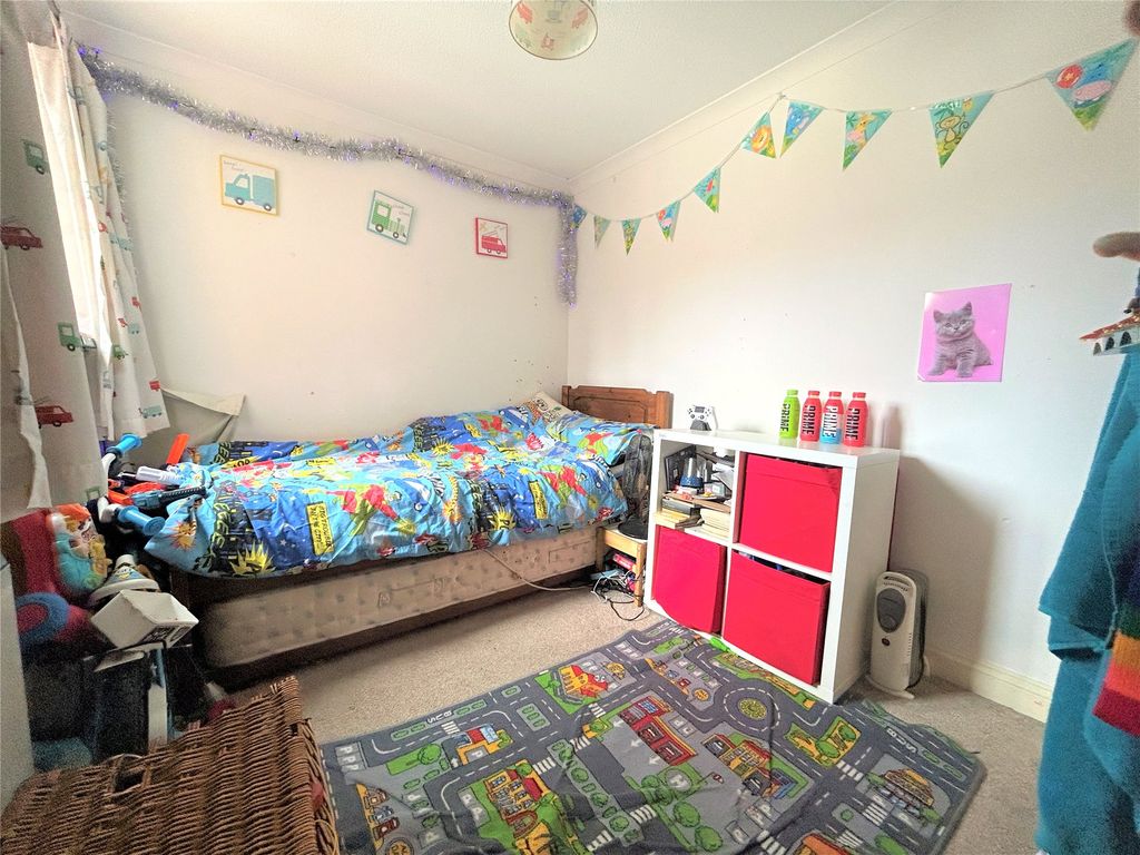 2 bed flat for sale in Bell Court, Wargrave Road, Twyford, Reading RG10, £230,000