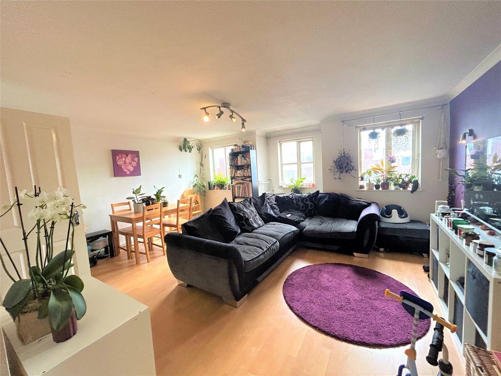 2 bed flat for sale in Bell Court, Wargrave Road, Twyford, Reading RG10, £230,000