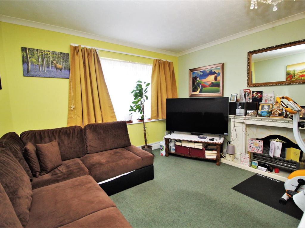 1 bed flat for sale in Burghfield Road, Reading RG30, £140,000