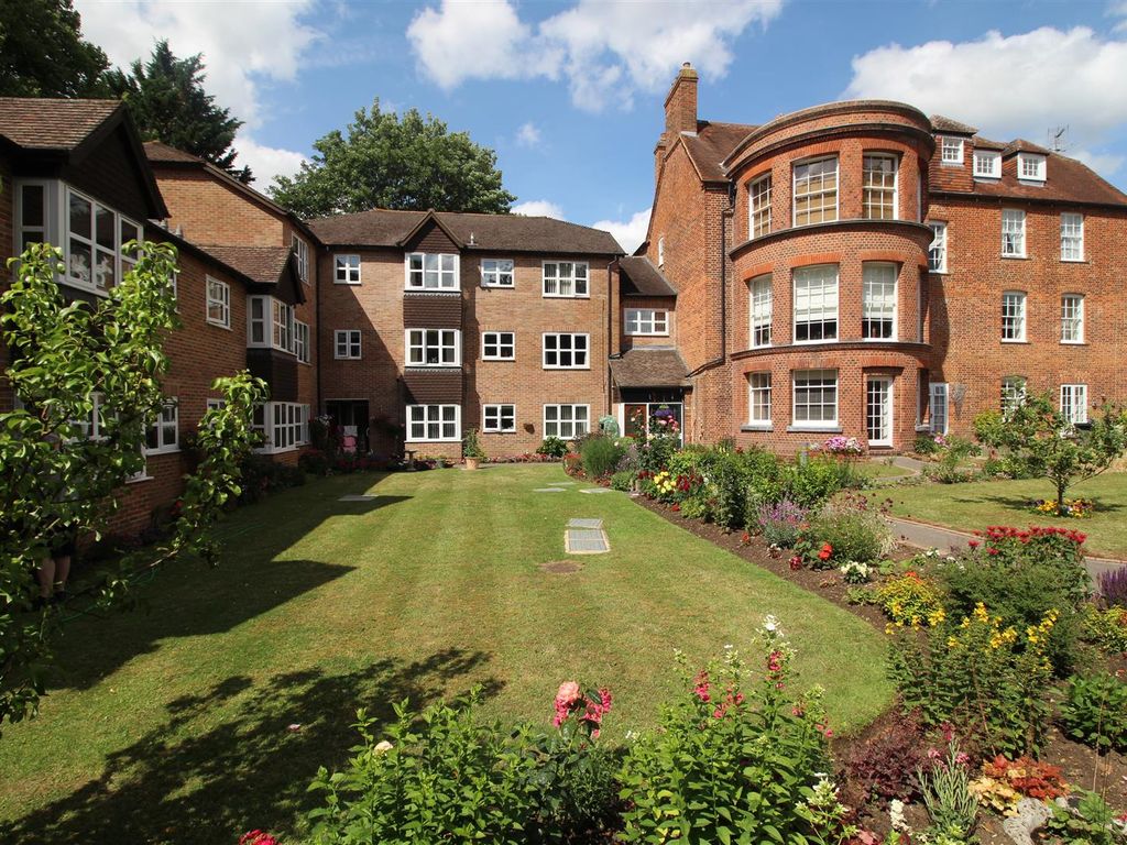 1 bed flat for sale in Burghfield Road, Reading RG30, £140,000