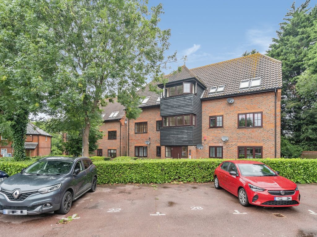 1 bed flat for sale in Spruce Close, Steeple View, Essex SS15, £180,000