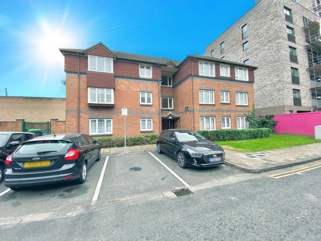 1 bed flat for sale in Boundary Road, Barking IG11, £200,000