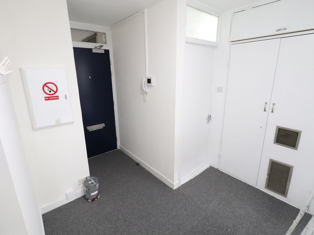3 bed flat for sale in Hartslock Drive, London SE2, £220,000