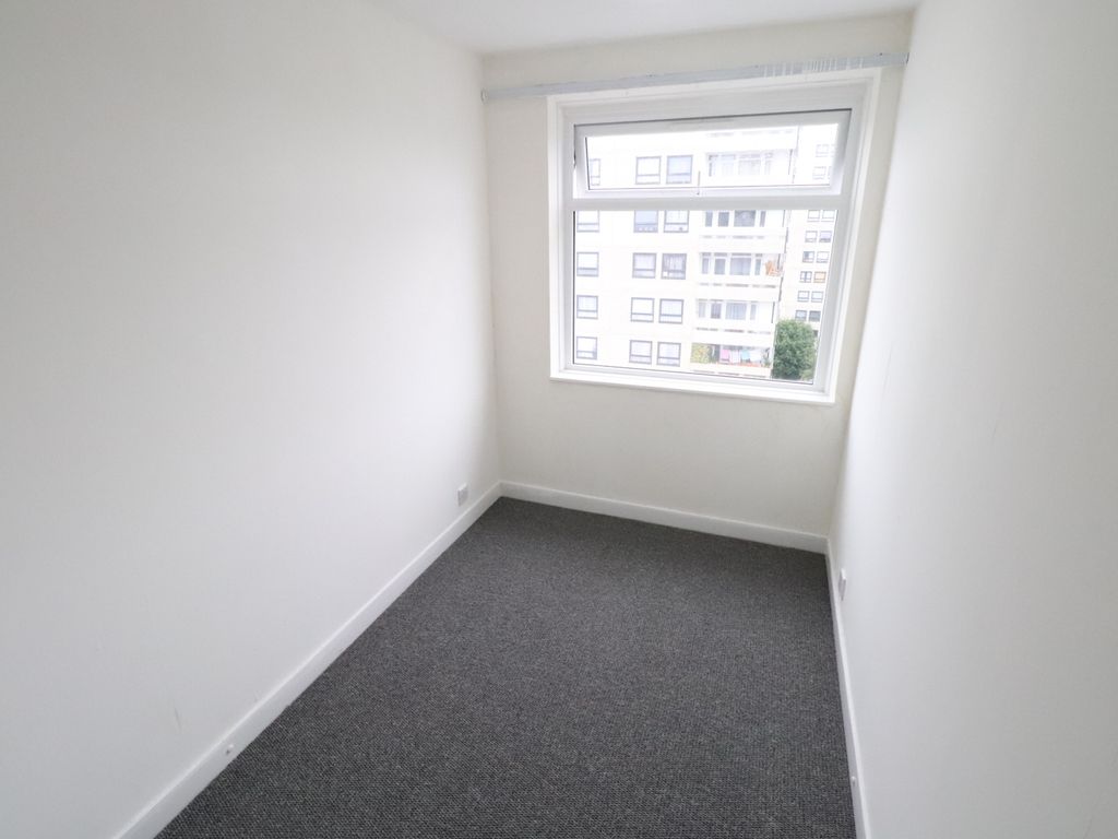 3 bed flat for sale in Hartslock Drive, London SE2, £220,000