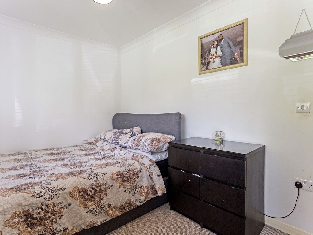 2 bed flat for sale in Hutton Avenue, Oldbrook MK6, £105,000