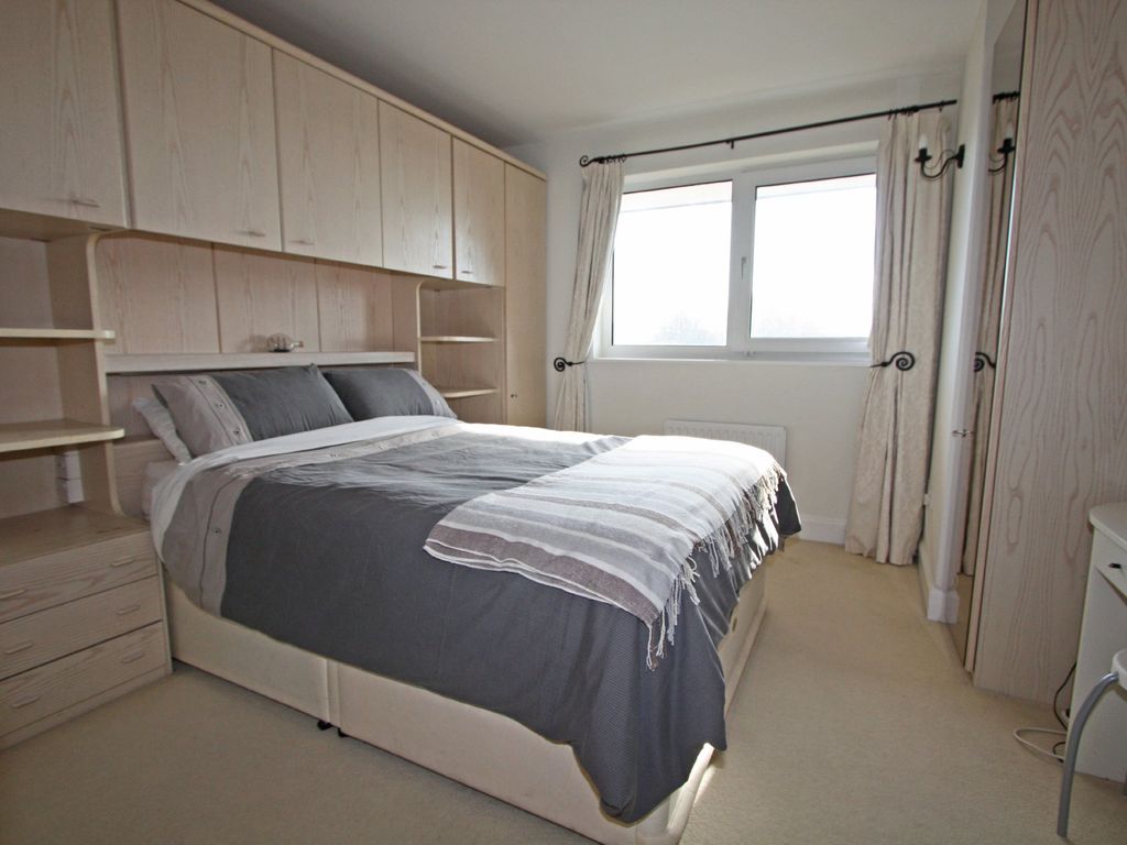 2 bed flat for sale in Oyster Quay, Port Solent PO6, £320,000