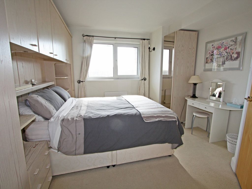 2 bed flat for sale in Oyster Quay, Port Solent PO6, £320,000