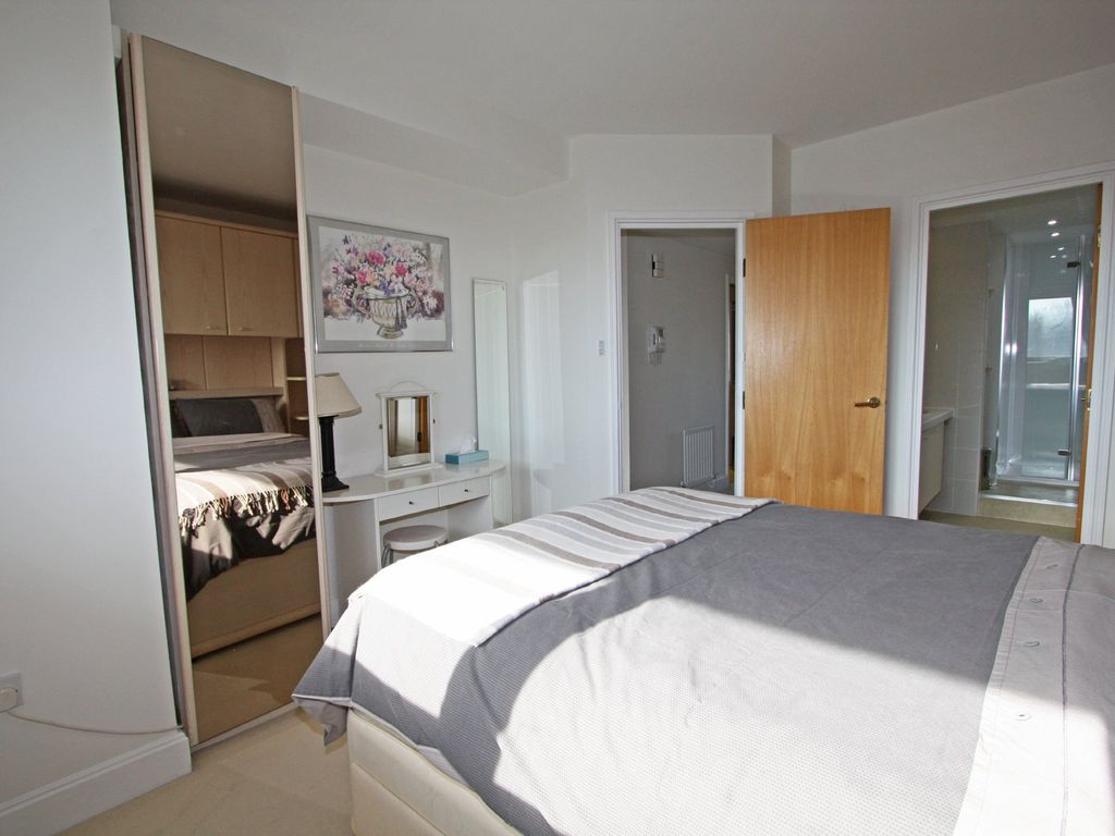 2 bed flat for sale in Oyster Quay, Port Solent PO6, £320,000