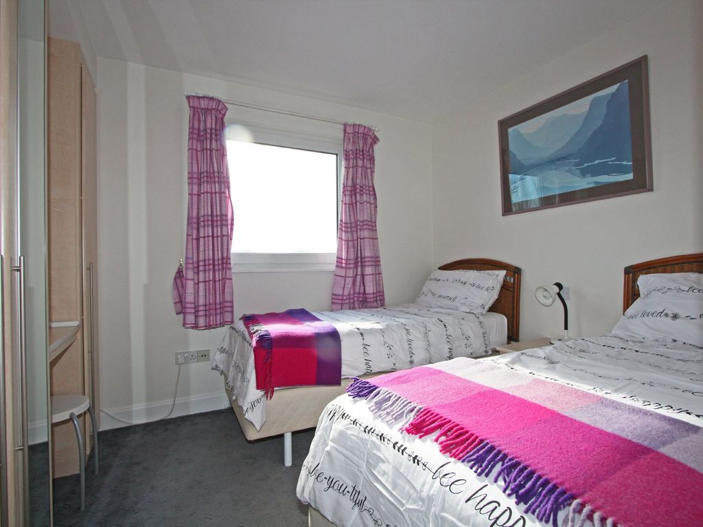 2 bed flat for sale in Oyster Quay, Port Solent PO6, £320,000