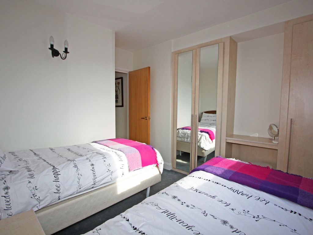 2 bed flat for sale in Oyster Quay, Port Solent PO6, £320,000