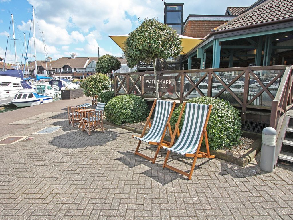 2 bed flat for sale in Oyster Quay, Port Solent PO6, £320,000