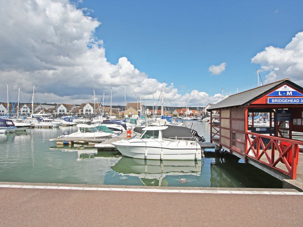 2 bed flat for sale in Oyster Quay, Port Solent PO6, £320,000