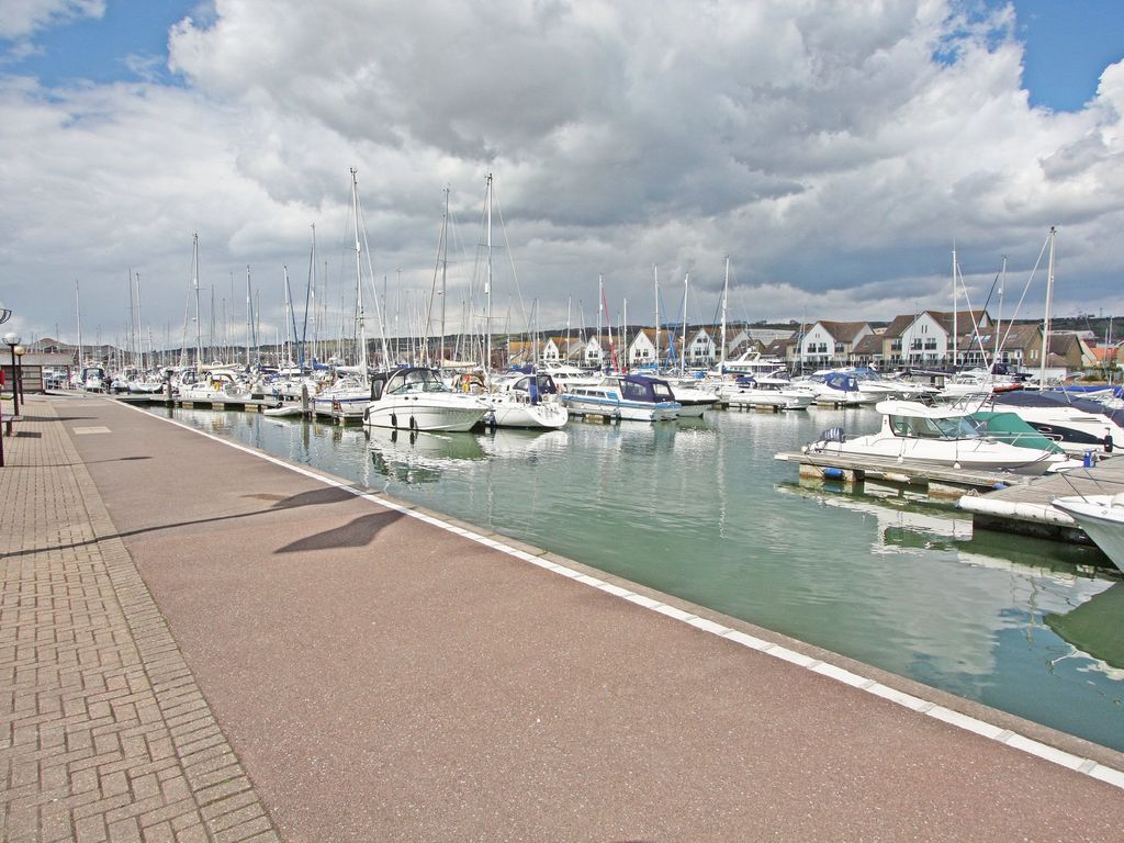 2 bed flat for sale in Oyster Quay, Port Solent PO6, £320,000