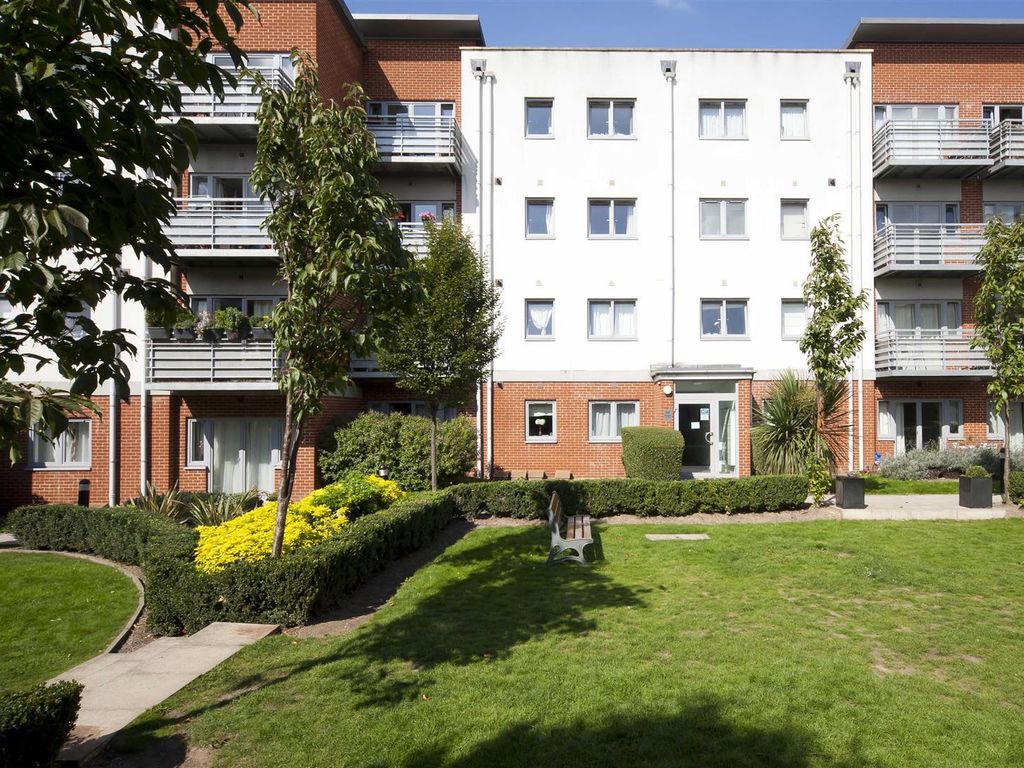 1 bed flat for sale in Hawker Place, London E17, £225,000