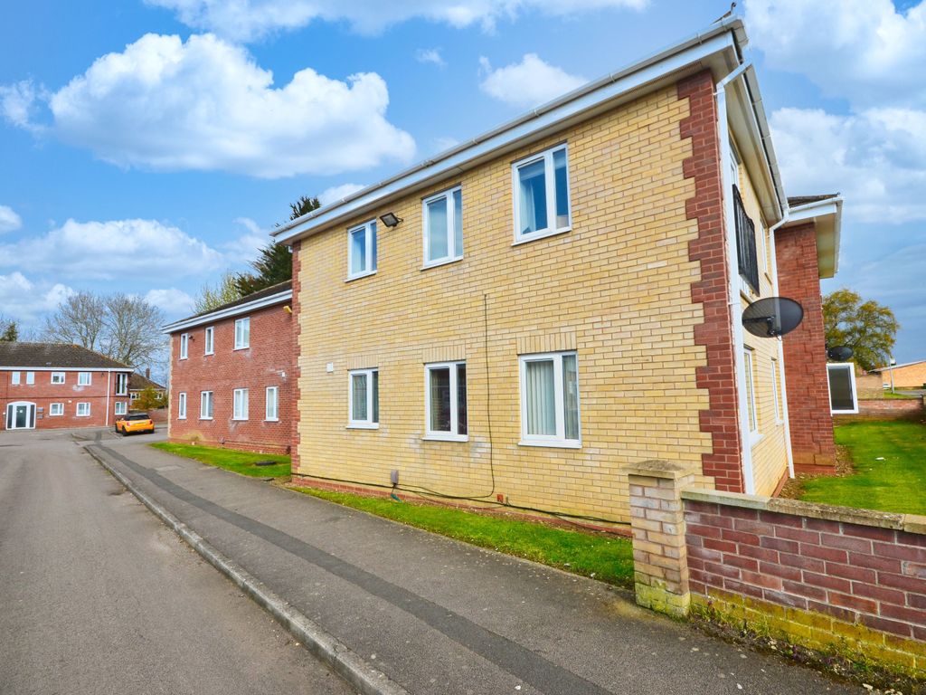 2 bed flat for sale in Langdale Grove, Corby NN17, £125,000