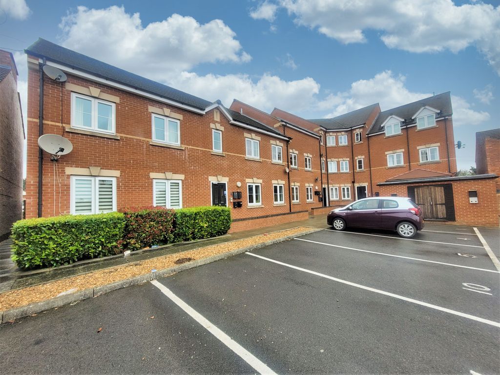2 bed flat for sale in Hawthorn Road, Kettering NN15, £120,000