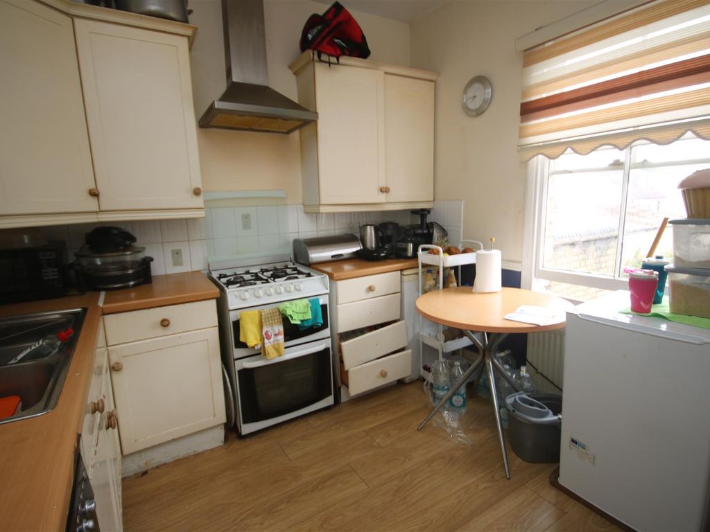 3 bed flat for sale in East Barnet Road, East Barnet EN4, £330,000