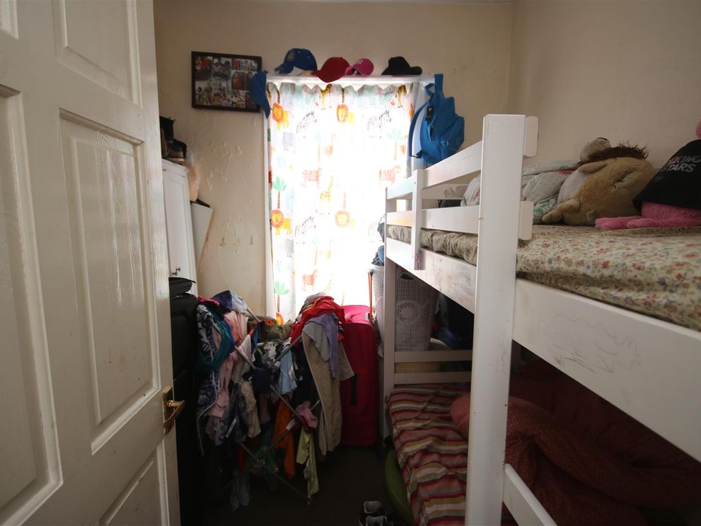 3 bed flat for sale in East Barnet Road, East Barnet EN4, £330,000
