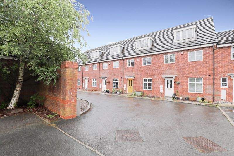 3 bed town house for sale in Oakwood Grove, Radcliffe, Manchester M26, £200,000