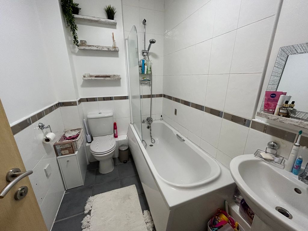 2 bed flat for sale in Burscough, The Quays L40, £100,000